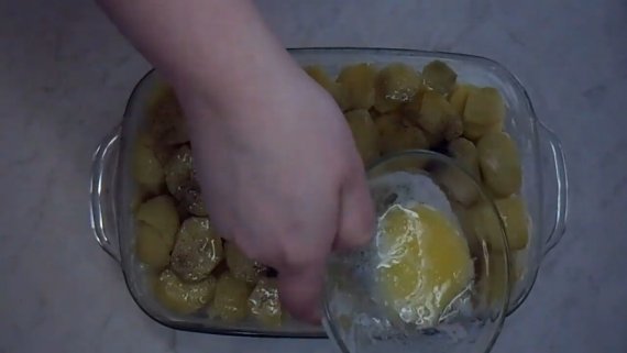 Запечённая картошка со сливочным маслом в духовке