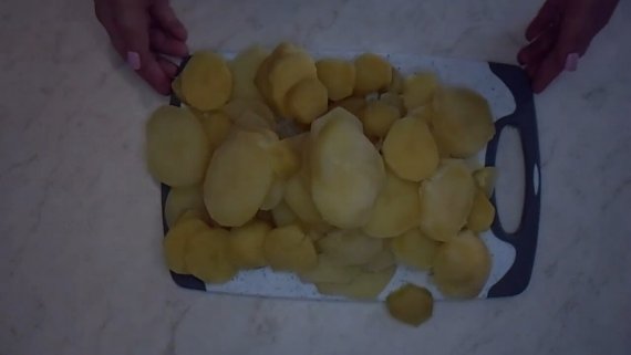 Запечённая картошка со сливочным маслом в духовке