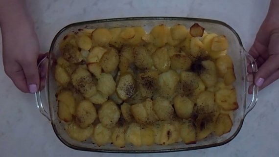 Запечённая картошка со сливочным маслом в духовке