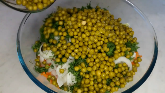 Витаминный салат из свежей капусты