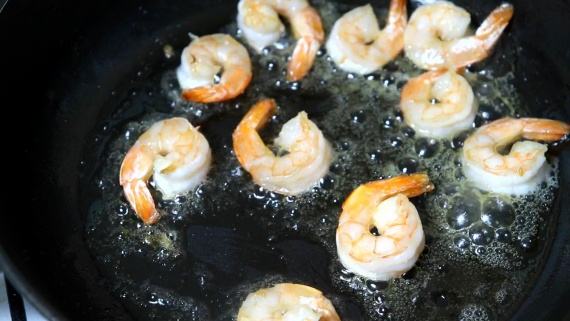 Закуска багет с сыром и креветкой.