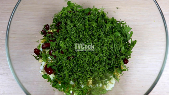 Салат с фасолью и крабовыми палочками
