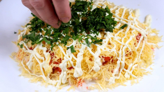 Салат с крабовыми палочками и сухариками