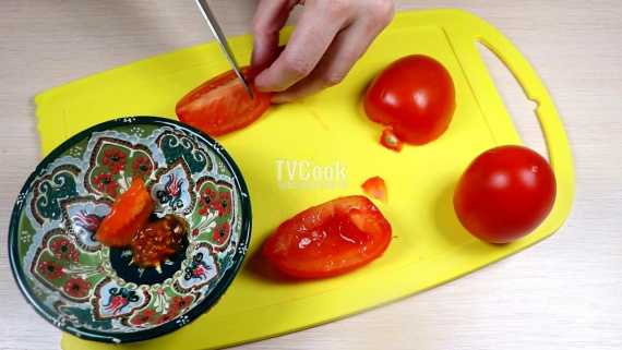 Салат с крабовыми палочками и сухариками
