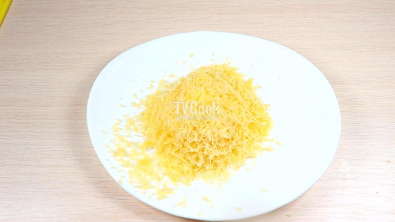 Салат с крабовыми палочками и сухариками