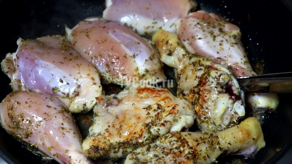 Курица под соусом с грибами