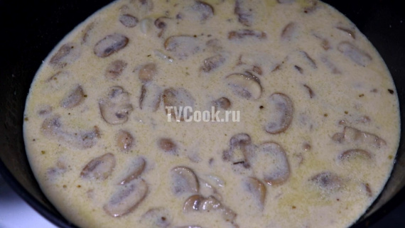 Курица под соусом с грибами