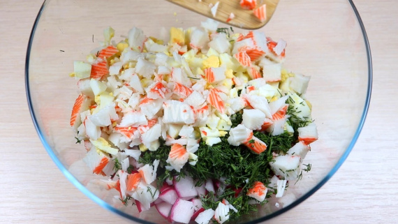 Салат из редиса с крабовыми палочками