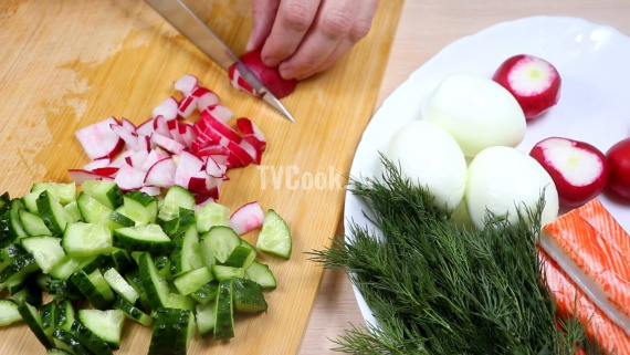 Салат из редиса с крабовыми палочками