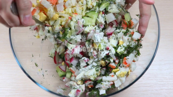 Салат из редиса с крабовыми палочками