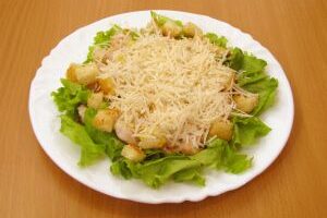 Простой Салат Цезарь с курицей