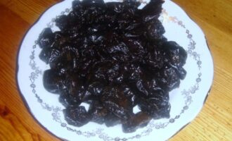 Салат Черная курица с черносливом