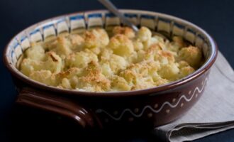 Запеченная цветная капуста под соусом