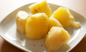 Салат с яблоками и картофелем