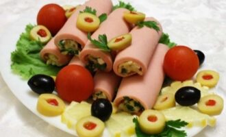 Пикантные рулетики из колбасы