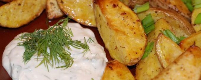 Картошка с чесночным соусом