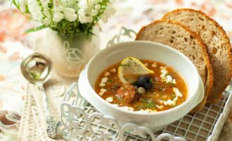 Суп из телячьего языка с рисом и каперсами