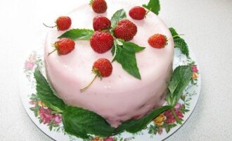 Десерт из сметаны и ягод