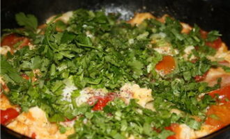 Яичница с помидорами и сыром
