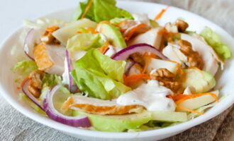 Салат с копченой курочкой, авокадо и яблоком
