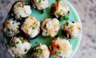 Фаршированные шампиньоны с луком и сыром