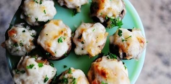 Фаршированные шампиньоны с луком и сыром