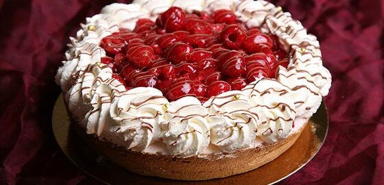 Миндальный пирог с малиной