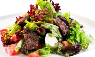 Классический салат с куриной печенью и перепелиными яйцами