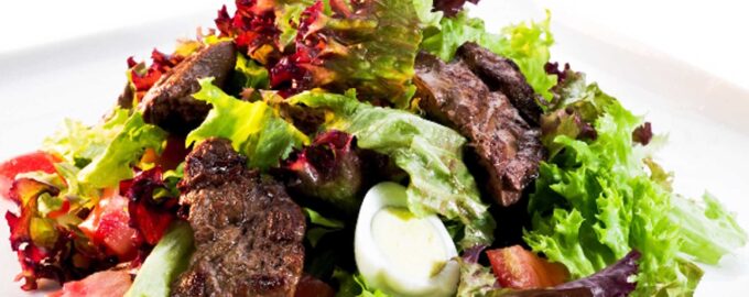 Классический салат с куриной печенью и перепелиными яйцами