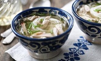 Азиатский куриный суп с рисовой лапшой