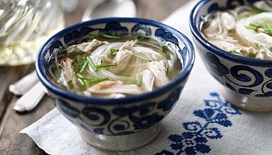 Азиатский куриный суп с рисовой лапшой