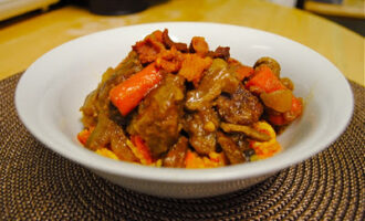 Классическое рагу из говядины с грибами и овощами