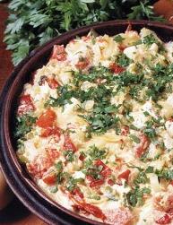 Классический болгарский миш-маш: рецепт с брынзой и овощами