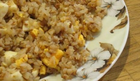 Греча с луком и яйцом: классический рецепт