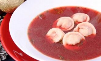 Борщ по-польски с колдунами и свекольным квасом