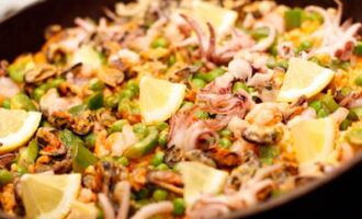 Классическая паэлья с морепродуктами: пошаговое руководство