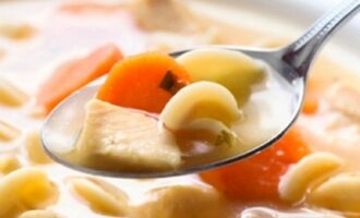 Суп с макаронами и картофелем на курином бульоне