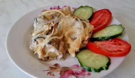 Запеченный минтай в молоке с луком