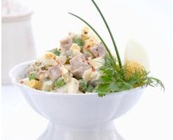 Классический салат «Оливье» с курицей: рецепт и приготовление