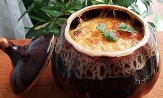Рецепт свинины в горшочках с картофелем и грибами