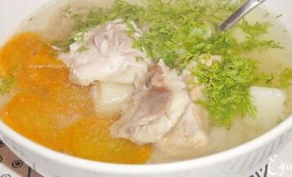 Традиционная уха из щучьих голов с овощами