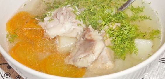 Традиционная уха из щучьих голов с овощами