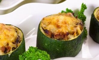 Кабачки, фаршированные мясом в аэрогриле