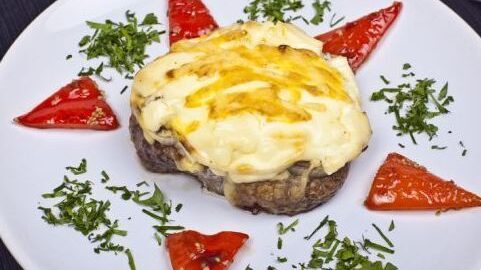 Полный рецепт мяса по-французски с грибами и луком