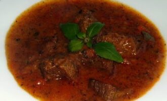 Аутентичный гуляш по-чешски: рецепт с пивом