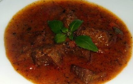 Аутентичный гуляш по-чешски: рецепт с пивом