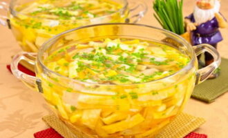 Рецепт легкого куриного супа с яичной лапшой