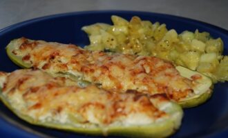 Кабачки фаршированные курицей и сыром