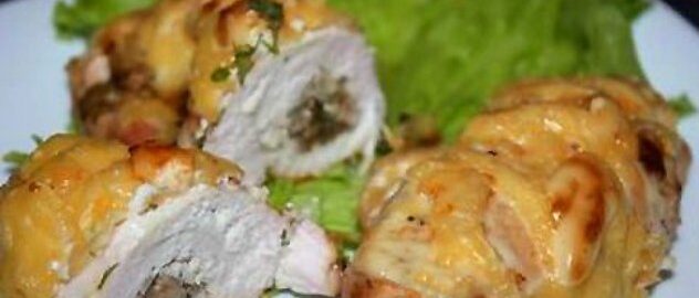 Куриное филе, запеченное с грибами и сыром