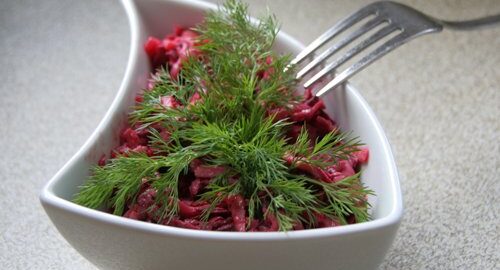 Салат из свеклы с черносливом и сметаной